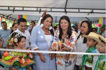 Susana Correa Borrero,  directora nacional de Prosperidad Social, la congresista Flora Perdomo y la alcaldesa de Campoalegre Elizabeth Motta.